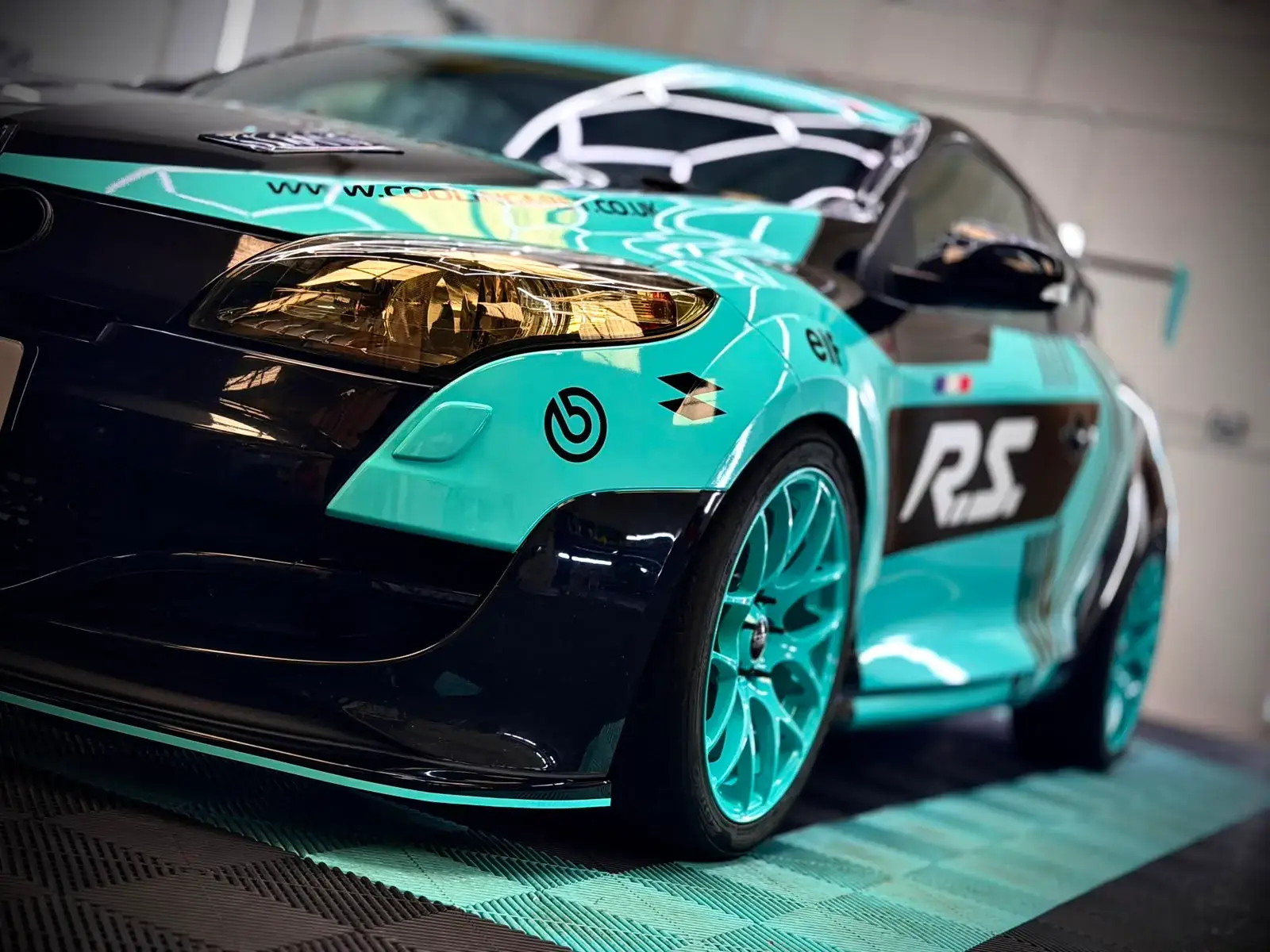 Close-up of the gloss turquoise film meeting the black bonnet