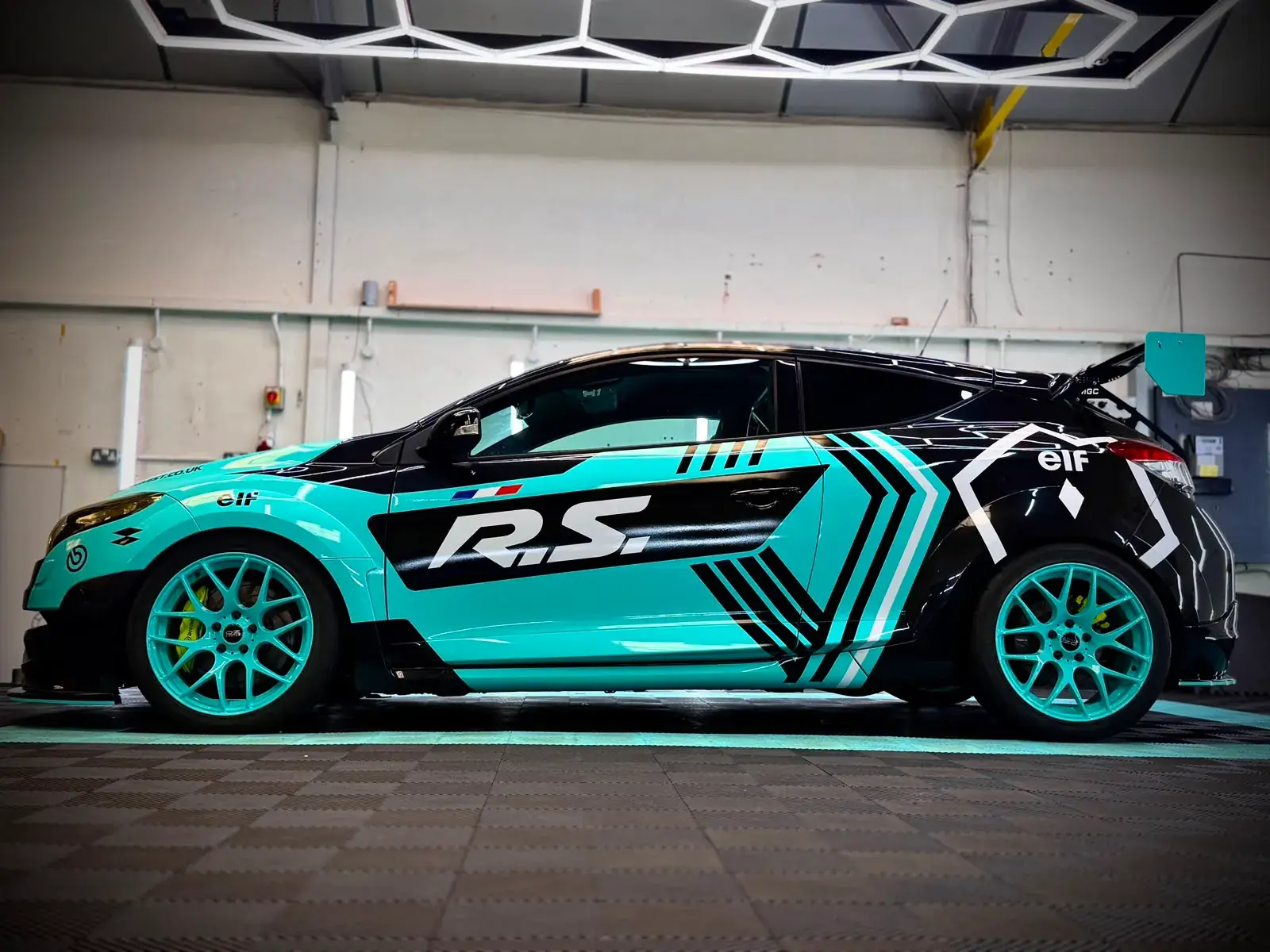 Side profile showing the R.S. graphics flowing along the doors